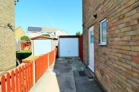 3 bedroom semi-detached house to rent, Warwick Road, Monk Bretton, Barnsley