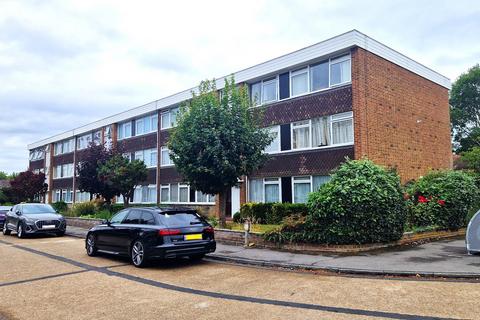 2 bedroom ground floor flat to rent, Barton Meadows, Brandville Gardens, Barkingside IG6 1JQ