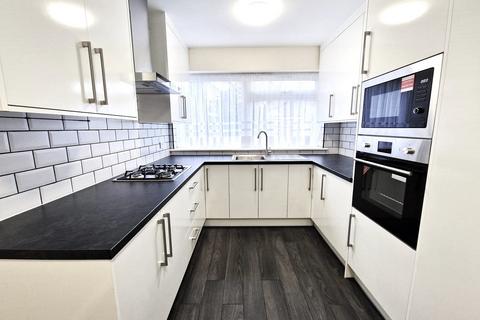 2 bedroom ground floor flat to rent, Barton Meadows, Brandville Gardens, Barkingside IG6 1JQ