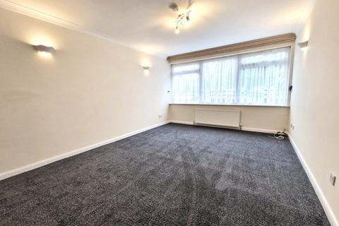 2 bedroom ground floor flat to rent, Barton Meadows, Brandville Gardens, Barkingside IG6 1JQ