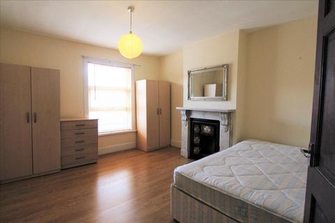 2 bedroom flat to rent, Beulah Road, Walthamstow, London, E17