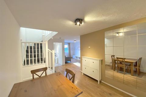 4 bedroom terraced house to rent, Harlinger Street, London, SE18