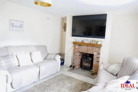 69 Cemetery Road, Woodlands, Doncaster, DN6 7RY