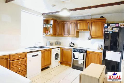 69 Cemetery Road, Woodlands, Doncaster, DN6 7RY