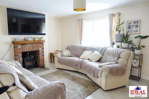 69 Cemetery Road, Woodlands, Doncaster, DN6 7RY