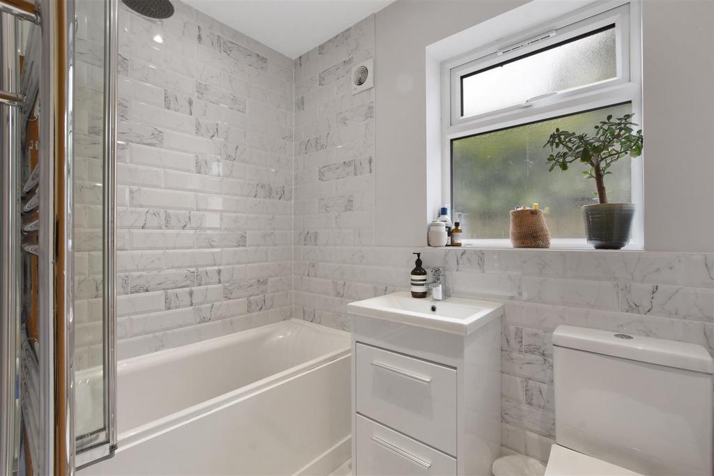 01-fcae GCWT - 55 Pember Road - Bathroom -Original