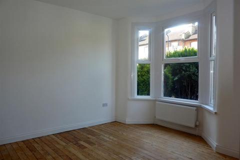 3 bedroom terraced house to rent, Luton Road, London E17