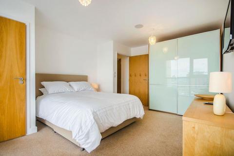 3 bedroom flat to rent, Alaska Apartments, 22 Western Gateway, London