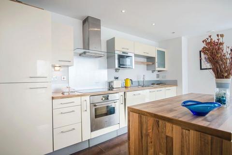 3 bedroom flat to rent, Alaska Apartments, 22 Western Gateway, London