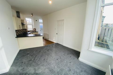 2 bedroom end of terrace house to rent, Idle Road, Bradford