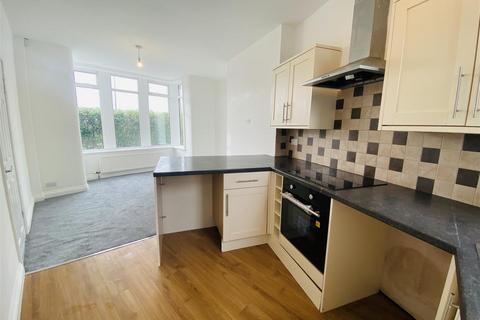 2 bedroom end of terrace house to rent, Idle Road, Bradford