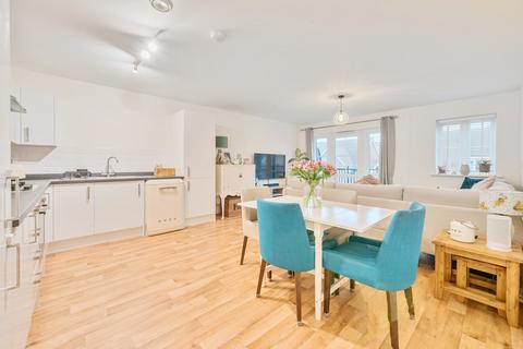 2 bedroom flat for sale, Alderson Grove, Hersham, Walton-on-Thames, KT12