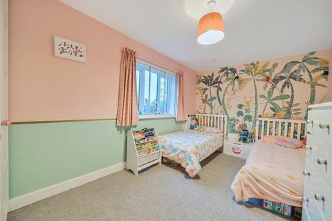 2 bedroom flat for sale, Alderson Grove, Hersham, Walton-on-Thames, KT12