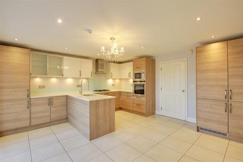 4 bedroom terraced house to rent, Torrington Road, Berkhamsted