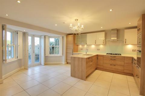 4 bedroom terraced house to rent, Torrington Road, Berkhamsted