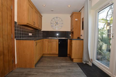 2 bedroom terraced house to rent, Lynn Walk, Surrey RH2