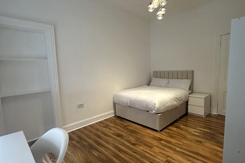 3 bedroom flat to rent, Fairlie Park Drive, Glasgow G11