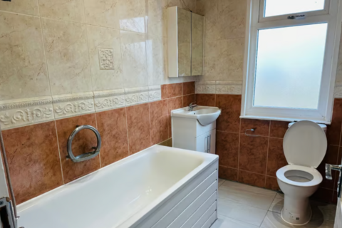 4 bedroom semi-detached house to rent, St. Awdrys Road, Barking IG11