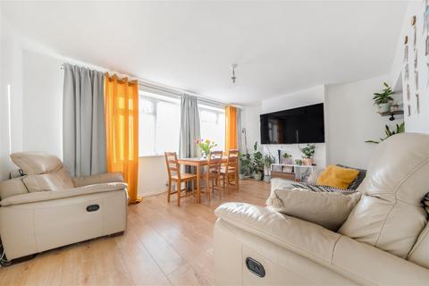 2 bedroom flat for sale, Avenue Gardens, London