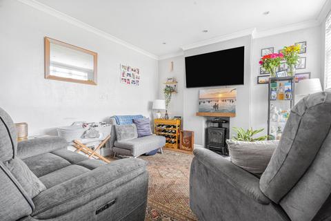 2 bedroom maisonette for sale, Penton Avenue, STAINES-UPON-THAMES, TW18