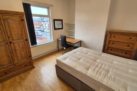 6 bedroom end of terrace house to rent, Great Western Street, M14 4DS