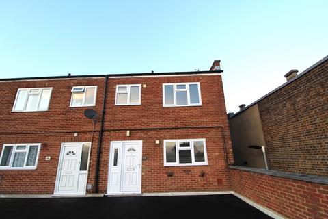 2 bedroom maisonette to rent, High Street, Hornchurch, Essex, RM12