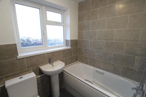 2 bedroom maisonette to rent, High Street, Hornchurch, Essex, RM12