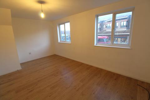 2 bedroom maisonette to rent, High Street, Hornchurch, Essex, RM12