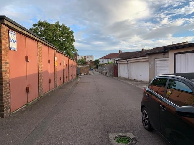 Garages - Killarney Court T202501231502.jpg