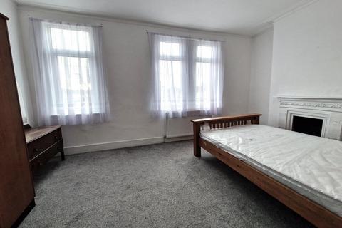 3 bedroom terraced house to rent, Eltisley Road, Ilford IG1 2EP