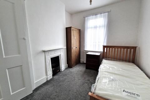 3 bedroom terraced house to rent, Eltisley Road, Ilford IG1 2EP