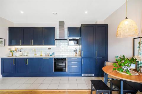 2 bedroom flat for sale, Cornell Square, SW8