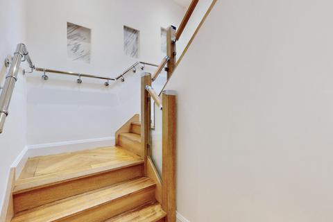 2 bedroom flat to rent, Mount Park Crescent, London, W5