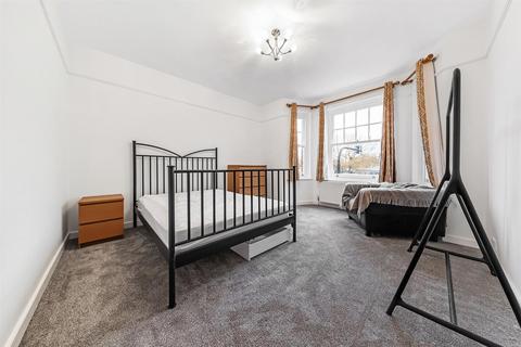 3 bedroom flat to rent, Kings Avenue, SW4