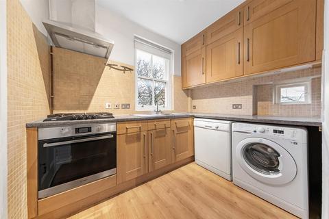 3 bedroom flat to rent, Kings Avenue, SW4