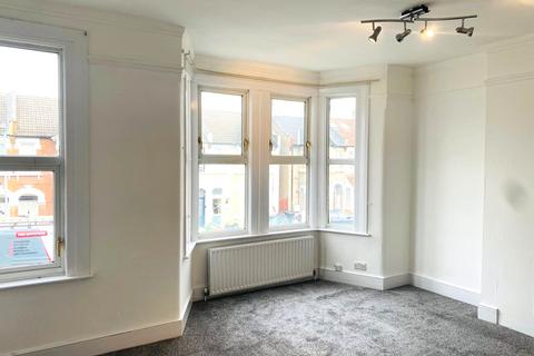 4 bedroom terraced house to rent, Glencoe Avenue, Ilford IG2