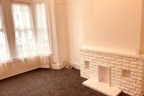 4 bedroom terraced house to rent, Glencoe Avenue, Ilford IG2