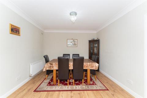 19 Hamilton Road, Uxbridge, UB8 3AJ