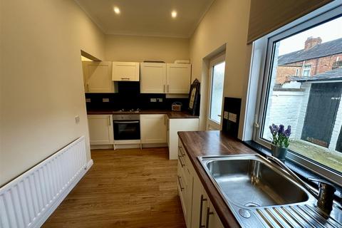 2 bedroom terraced house to rent, Kitchener Street, Darlington