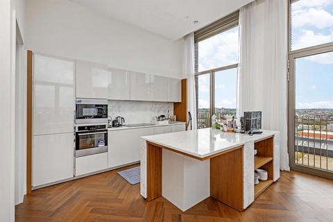 3 bedroom penthouse to rent, Capital Building, Embassy Gardens, 8 New Union Square, Nine Elms, London,SW11