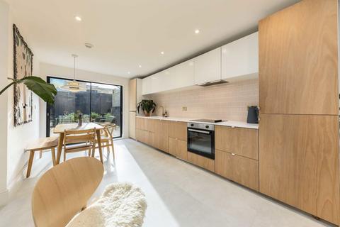 3 bedroom flat for sale, St. Thomas's Square, London E9