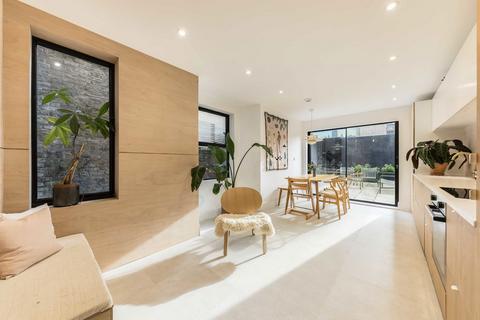 3 bedroom flat for sale, St. Thomas's Square, London E9