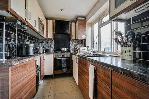 3 bedroom flat for sale, Hazel Close, Brentford, TW8