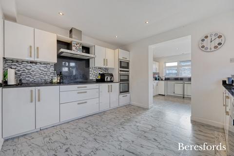10 Garth Road, South Ockendon, RM15 6QU