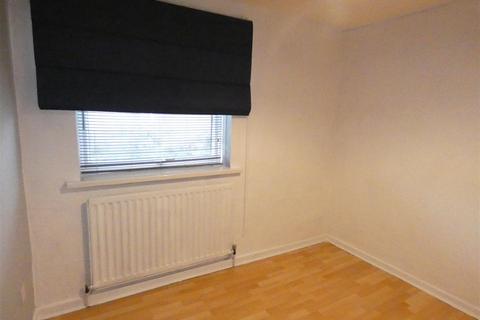 2 bedroom flat to rent, Queen Anne Court, Heaton