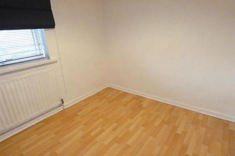 2 bedroom flat to rent, Queen Anne Court, Heaton