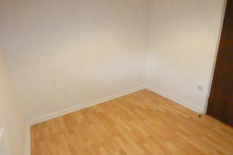 2 bedroom flat to rent, Queen Anne Court, Heaton