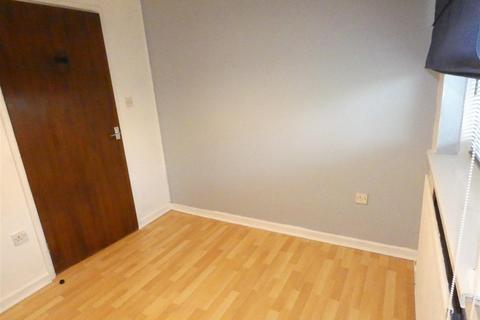 2 bedroom flat to rent, Queen Anne Court, Heaton