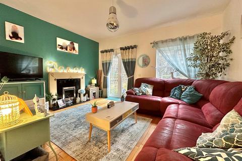 19 Bakehurst Close, New Mills, High Peak, SK22 4PT
