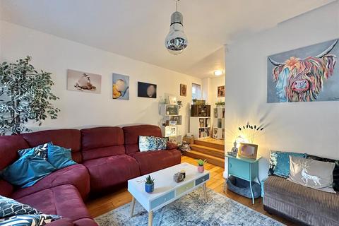 19 Bakehurst Close, New Mills, High Peak, SK22 4PT